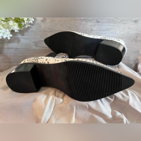 Blondo Noa Waterproof White/Grey Snake Embossed Leather Bootie Size 8 Like New - Picture 5 of 14